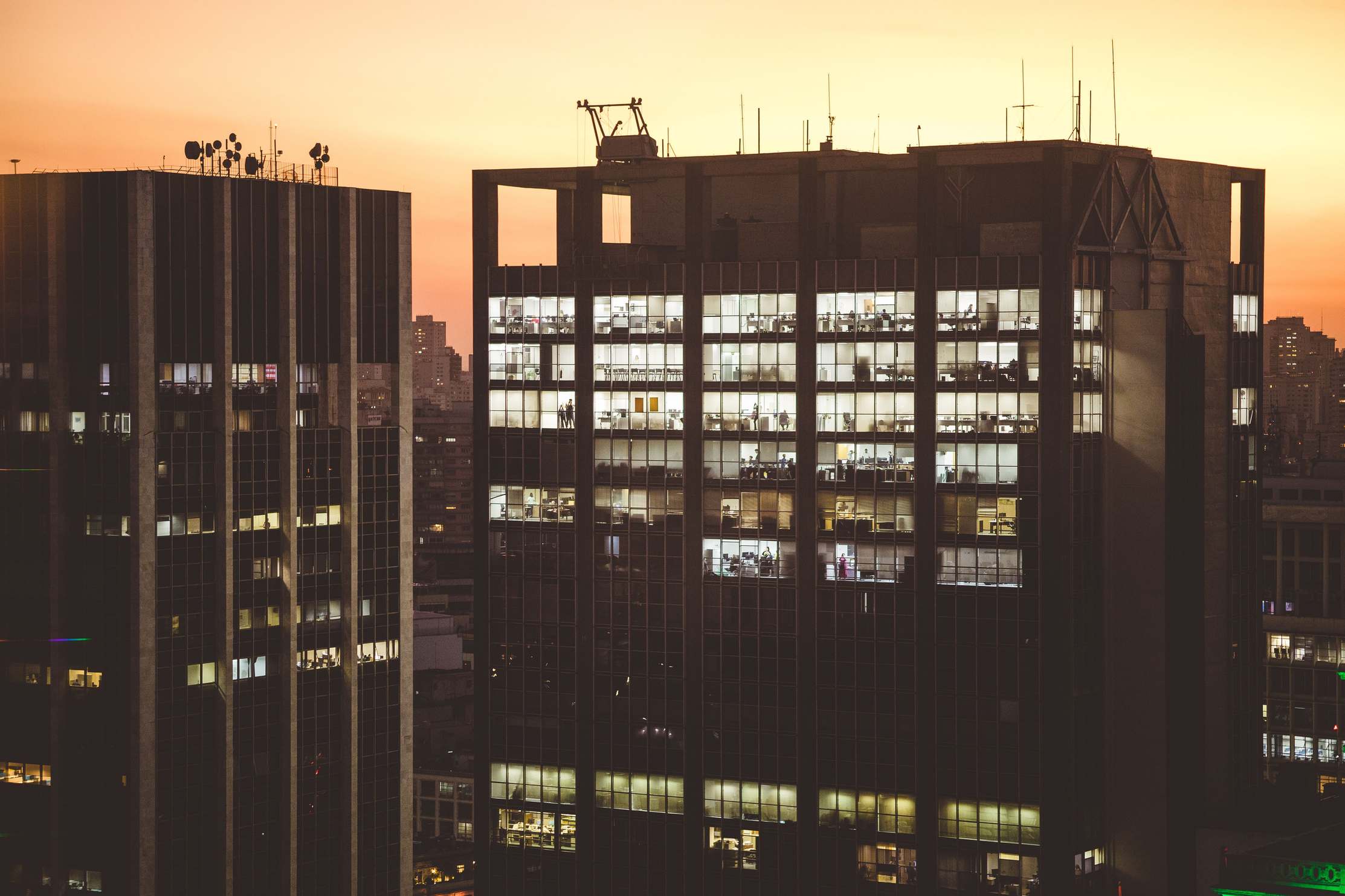 Bürohochhäuser in einer Stadt bei Nacht