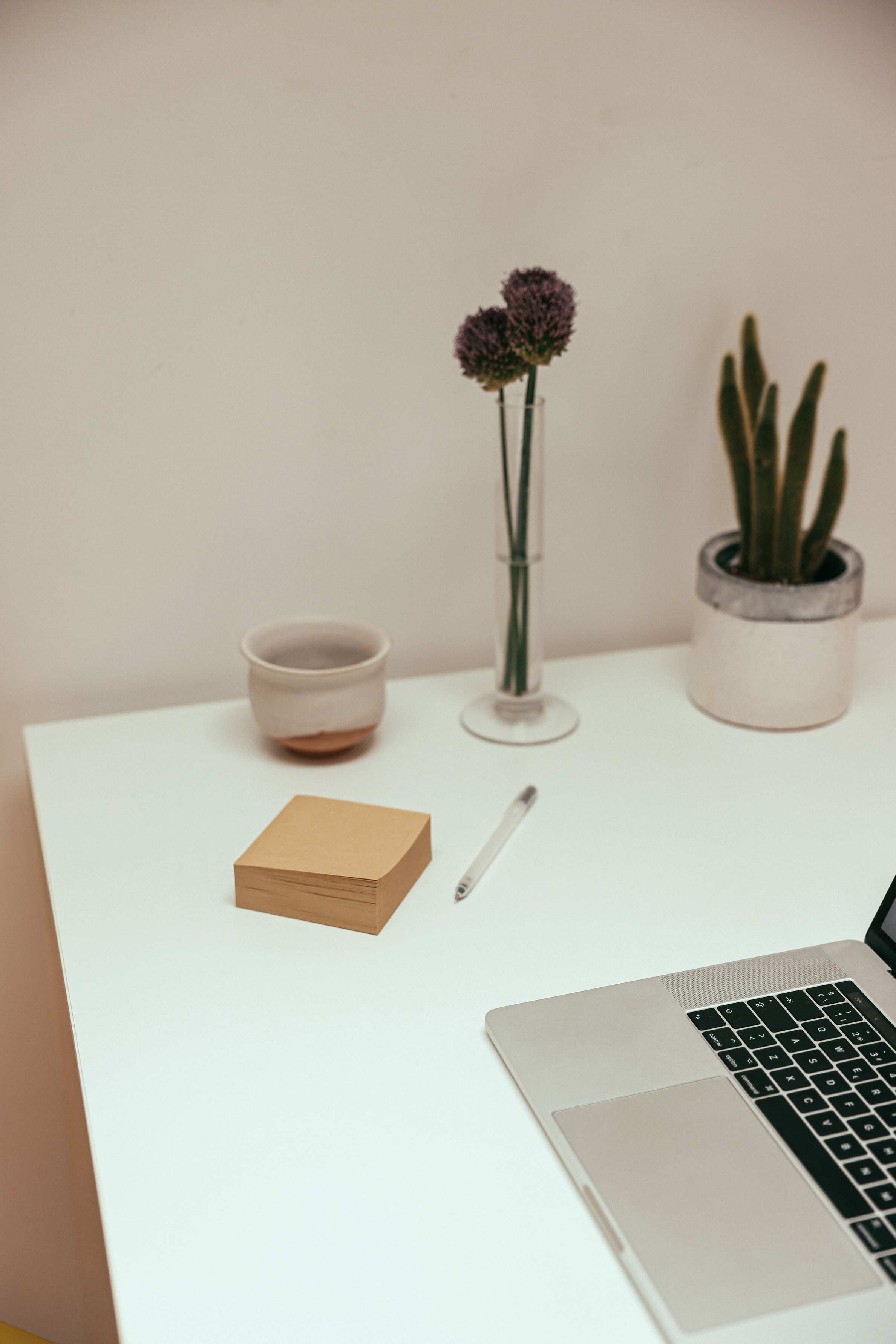 Aufgeräumter Arbeitsplatz mit Laptop und Notizen